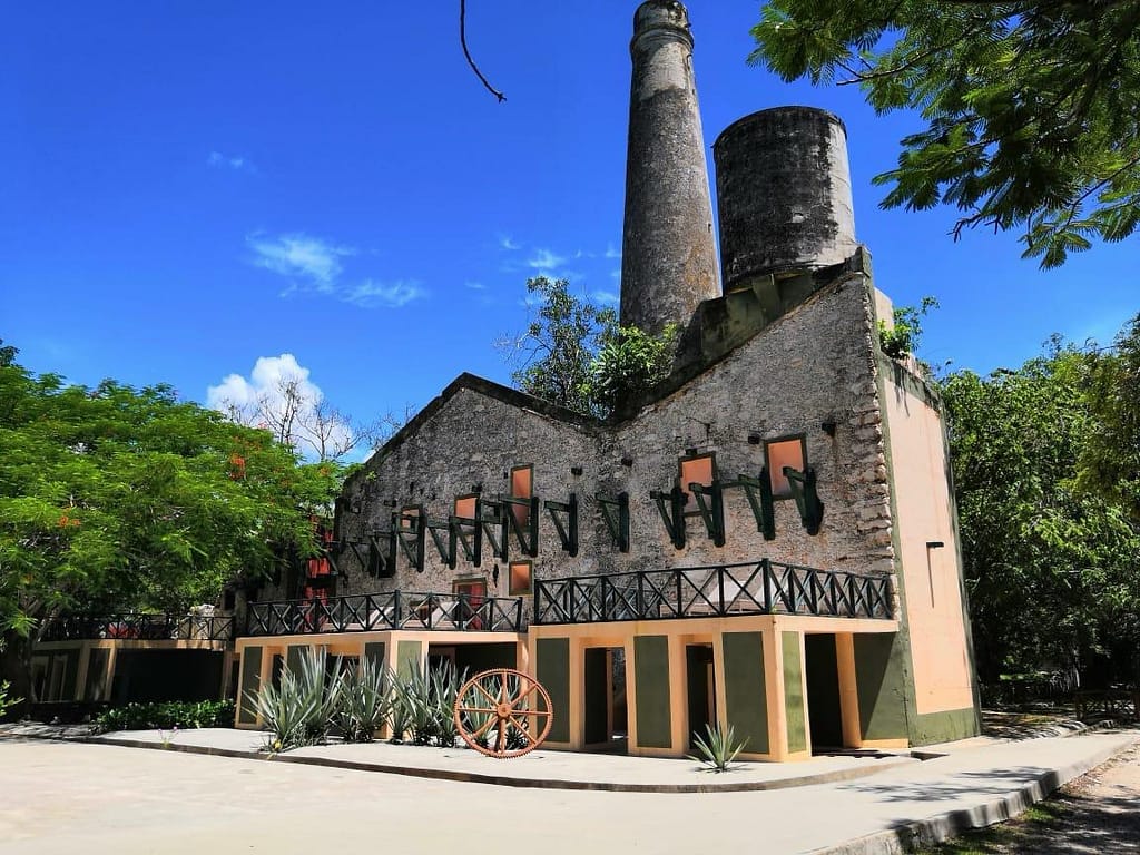 Antigua fábrica de henequén transformada en el Hotel Hacienda San Francisco Tzacalha, destacando la arquitectura histórica y el entorno natural del Yucatán en Dzidzantún.