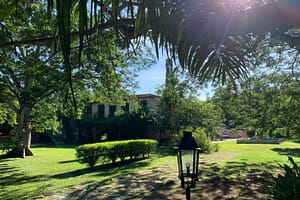 Jardín del Hotel Hacienda San Francisco Tzacalha se observa al fondo la casa grande de la hacienda