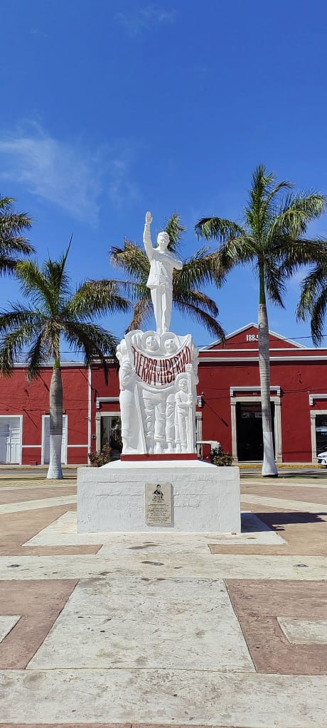 Monumento a Felipe Carrillo Puerto, plaza central de motul