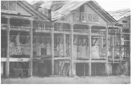 Foto de la antigua fábrica de henequen en blanco y negro.